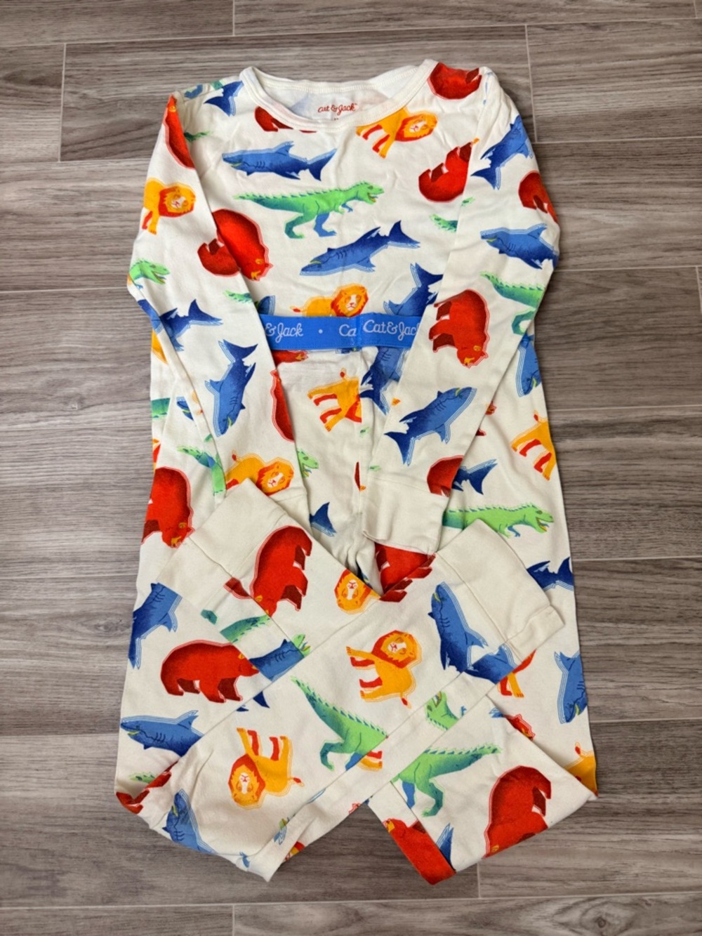 Cat & Jack Cream Animal Print Kids Pajama Set - Lions, Bears, Sharks - Picture 3 of 5